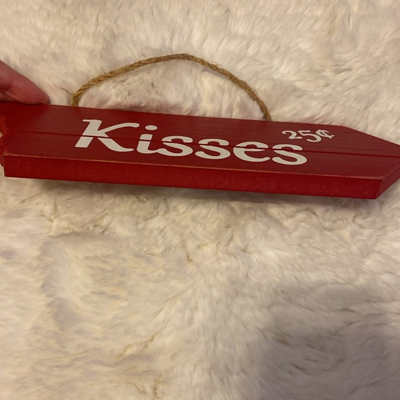 Kisses Wall Decor - Picture 6 of 9